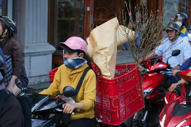  TP.HCM ùn tắc kéo dài trong chiều thứ 6 cuối cùng của năm, CSGT vất cả điều tiết - Ảnh 12.