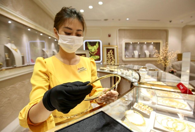 Sau 1 năm giữ vàng, người dân lãi 4 triệu đồng/lượng - Ảnh 1. Sau 1 năm giữ vàng, người dân lãi 4 triệu đồng/lượng - Ảnh 1.