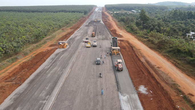 Hình ảnh bất ngờ ở tuyến cao tốc Phan Thiết - Dầu Giây ngày thông xe kỹ thuật - Ảnh 1.