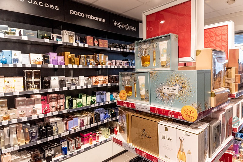 Sân bay quốc tế nào cũng có Duty Free Shop, đó là gì mà thu hút du khách đến vậy? - Ảnh 2.