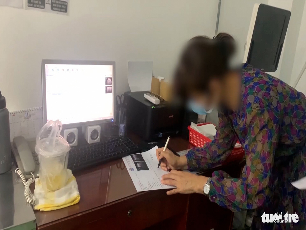 Tranh vẽ hình ảnh bác sĩ đang khám bệnh cho trẻ bé mầm non  Mầm Non Nam  Hưng