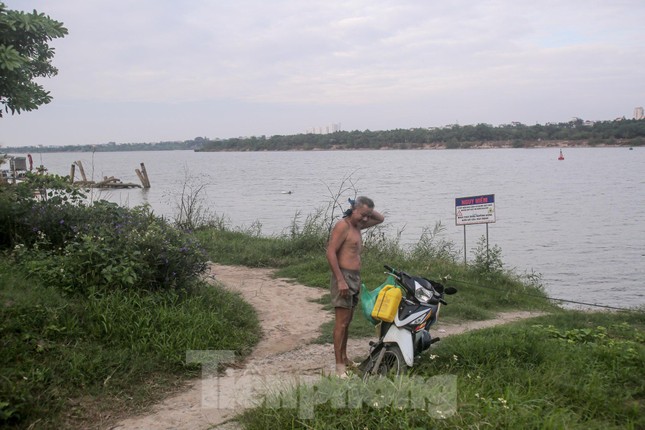 Hà Nội rét căm căm, nhiều người vẫn luyện công tắm sông Hồng - Ảnh 12.