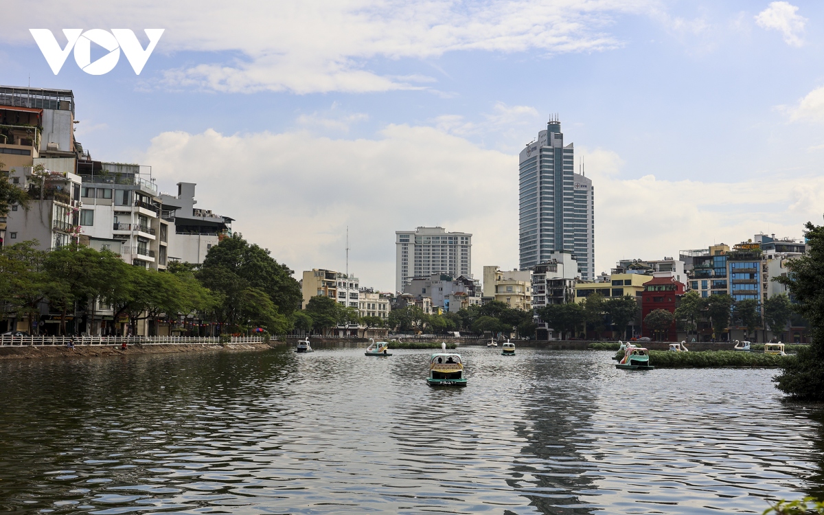 Tất bật thi công phố đi bộ Trúc Bạch để đưa vào hoạt động trước Tết Dương lịch 2023 - Ảnh 2.