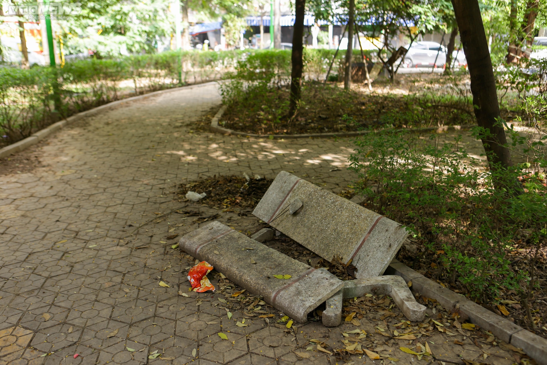 Vườn hoa 52 tỷ đồng ở Hà Nội xuống cấp trầm trọng, thành nơi đổ rác - Ảnh 3.