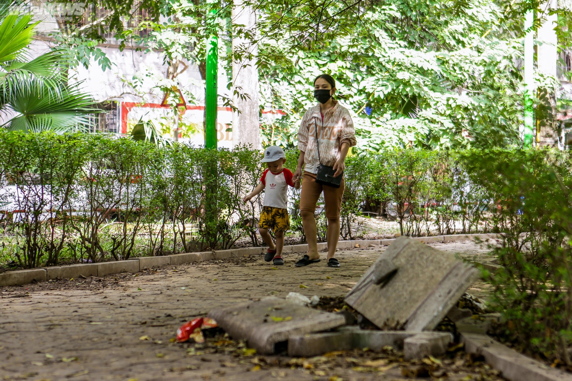 Vườn hoa 52 tỷ đồng ở Hà Nội xuống cấp trầm trọng, thành nơi đổ rác - Ảnh 2.