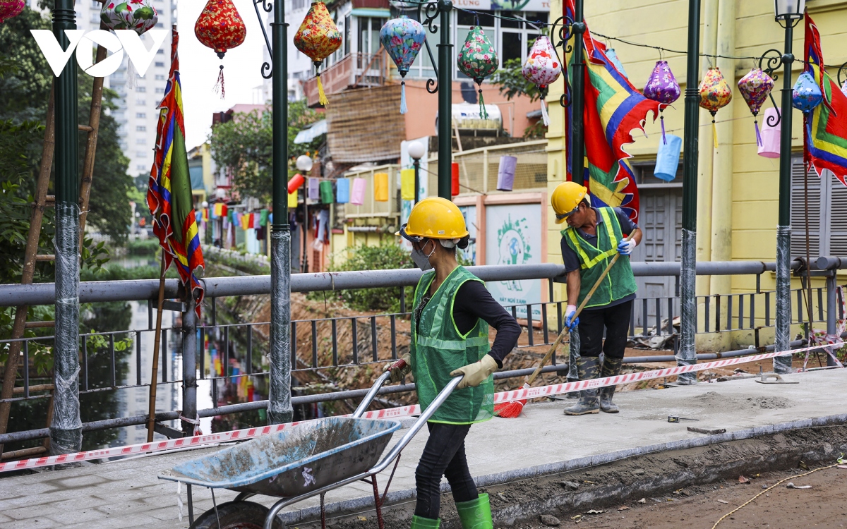 Tất bật thi công phố đi bộ Trúc Bạch để đưa vào hoạt động trước Tết Dương lịch 2023 - Ảnh 9.