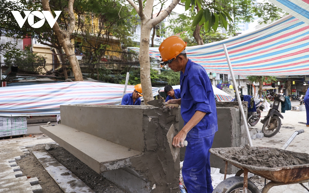 Tất bật thi công phố đi bộ Trúc Bạch để đưa vào hoạt động trước Tết Dương lịch 2023 - Ảnh 5.