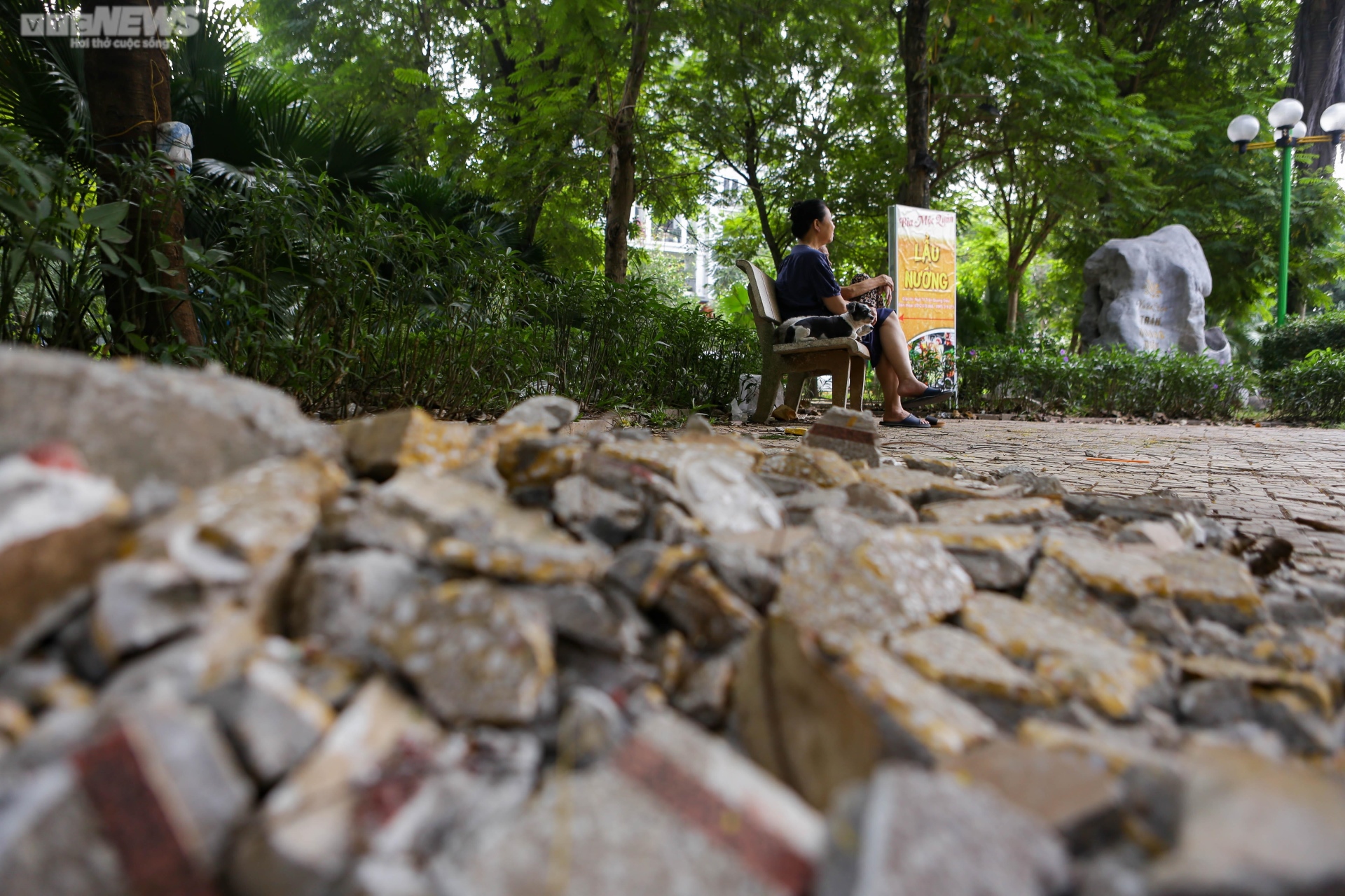 Vườn hoa 52 tỷ đồng ở Hà Nội xuống cấp trầm trọng, thành nơi đổ rác - Ảnh 9.