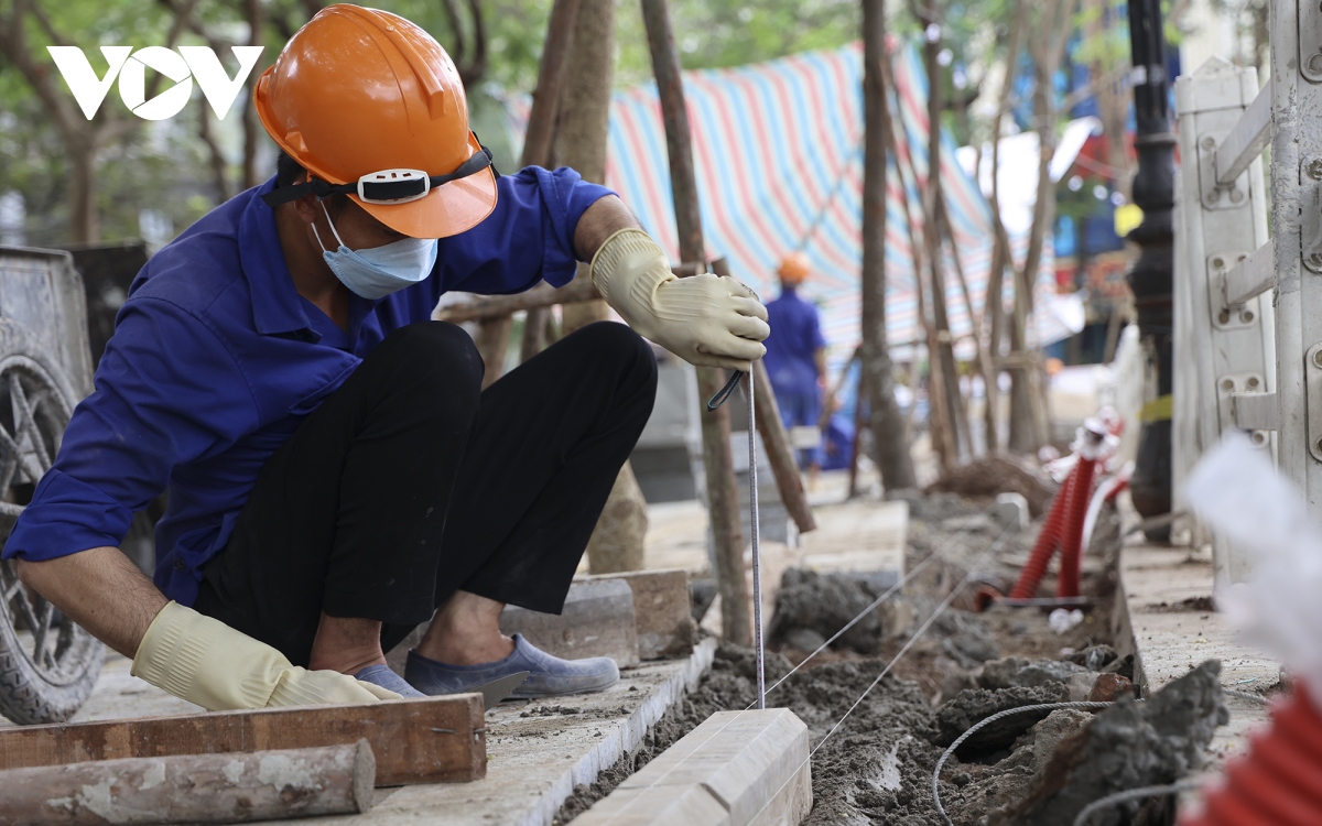 Tất bật thi công phố đi bộ Trúc Bạch để đưa vào hoạt động trước Tết Dương lịch 2023 - Ảnh 4.