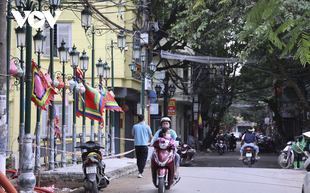 Tất bật thi công phố đi bộ Trúc Bạch để đưa vào hoạt động trước Tết Dương lịch 2023 - Ảnh 3.