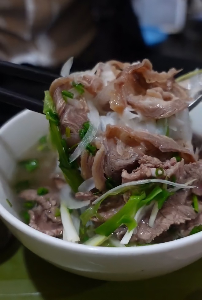 Những quán phở có giá chỉ 25.000 đồng, ngay trung tâm Hà Nội nhưng lại rất ít người biết đến - Ảnh 4.