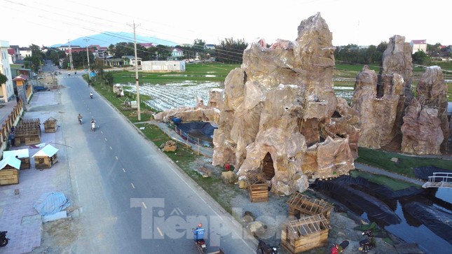 Hang đá Bê-lem khổng lồ từ hàng nghìn cây tre chào đón Giáng sinh - Ảnh 10.