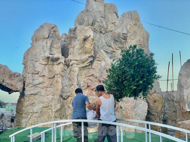 Hang đá Bê-lem khổng lồ từ hàng nghìn cây tre chào đón Giáng sinh - Ảnh 9.