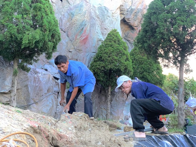 Hang đá Bê-lem khổng lồ từ hàng nghìn cây tre chào đón Giáng sinh - Ảnh 6.