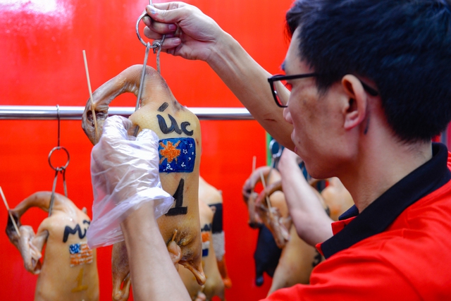 Độc lạ món vịt quay dự đoán tỉ số World Cup ở Hà Nội: Giá lên đến nửa triệu đồng - Ảnh 5.