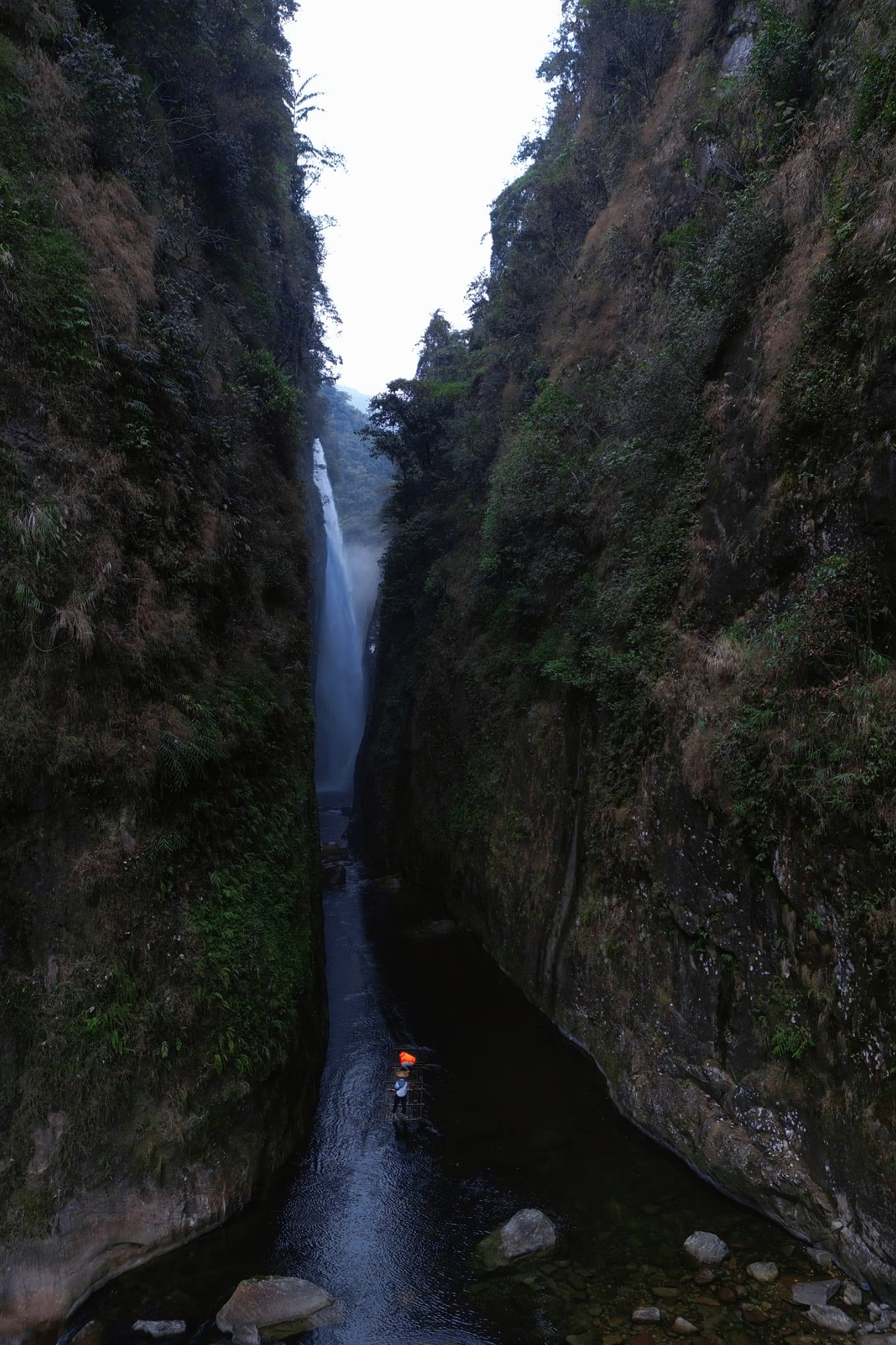 Tuyệt cảnh thác nước rồng trắng ít người biết ở Lào Cai - Ảnh 10.