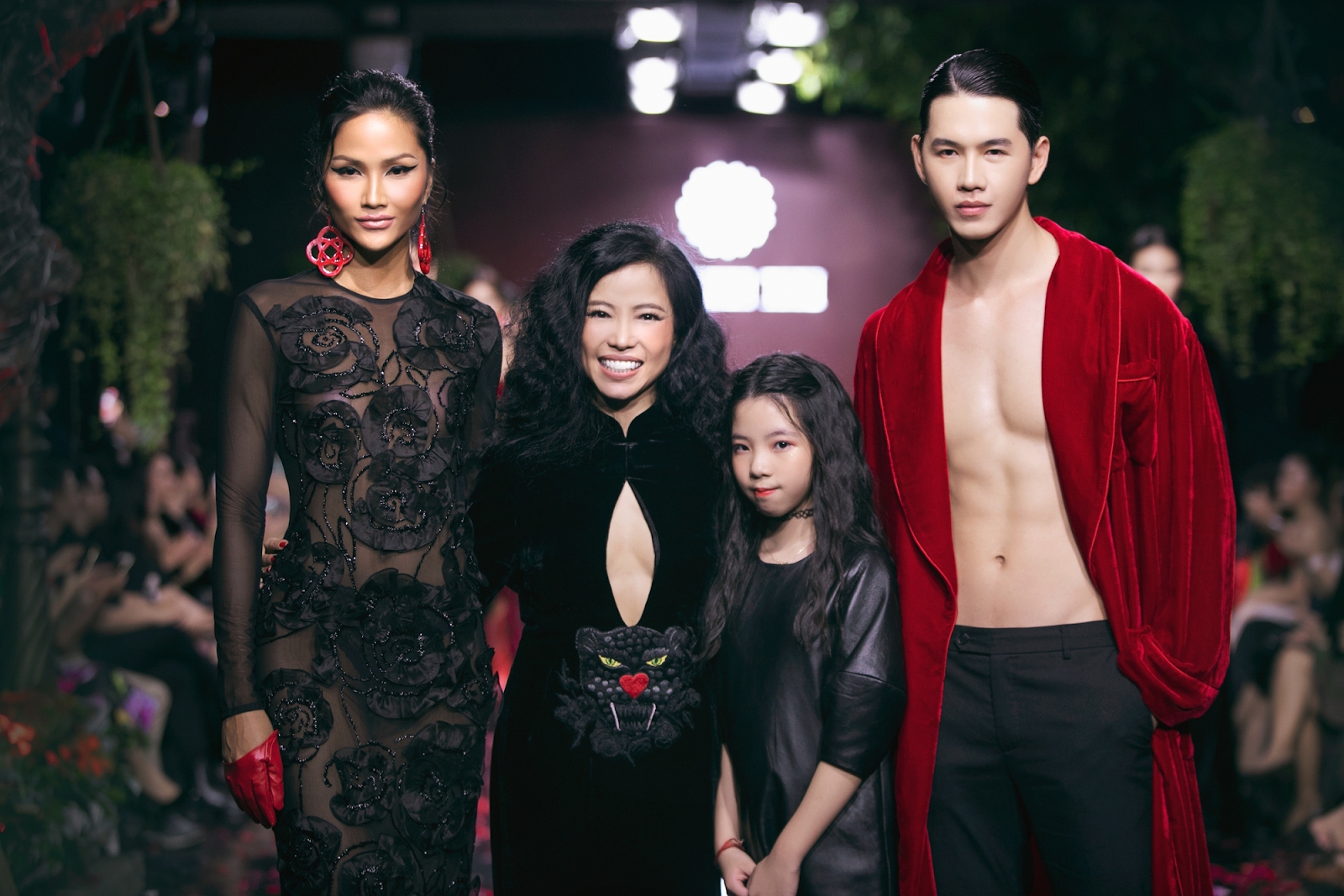 Hoa hậu H’Hen Niê đẹp quyền lực trong thiết kế nhung lụa của Hà Linh Thư - Ảnh 4. Hoa hậu H’Hen Niê đẹp quyền lực trong thiết kế nhung lụa của Hà Linh Thư - Ảnh 4.