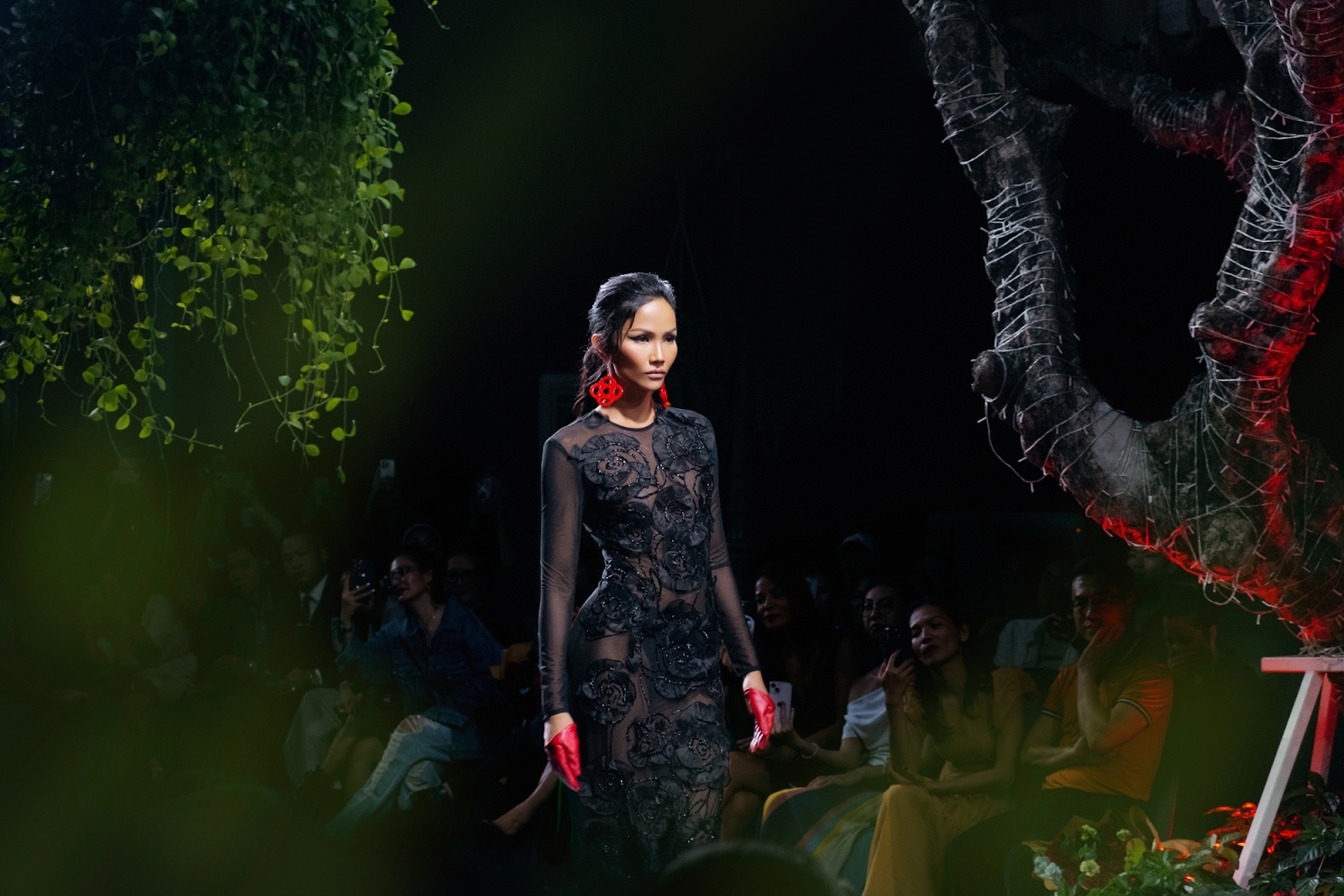 Hoa hậu H’Hen Niê đẹp quyền lực trong thiết kế nhung lụa của Hà Linh Thư - Ảnh 3. Hoa hậu H’Hen Niê đẹp quyền lực trong thiết kế nhung lụa của Hà Linh Thư - Ảnh 3.