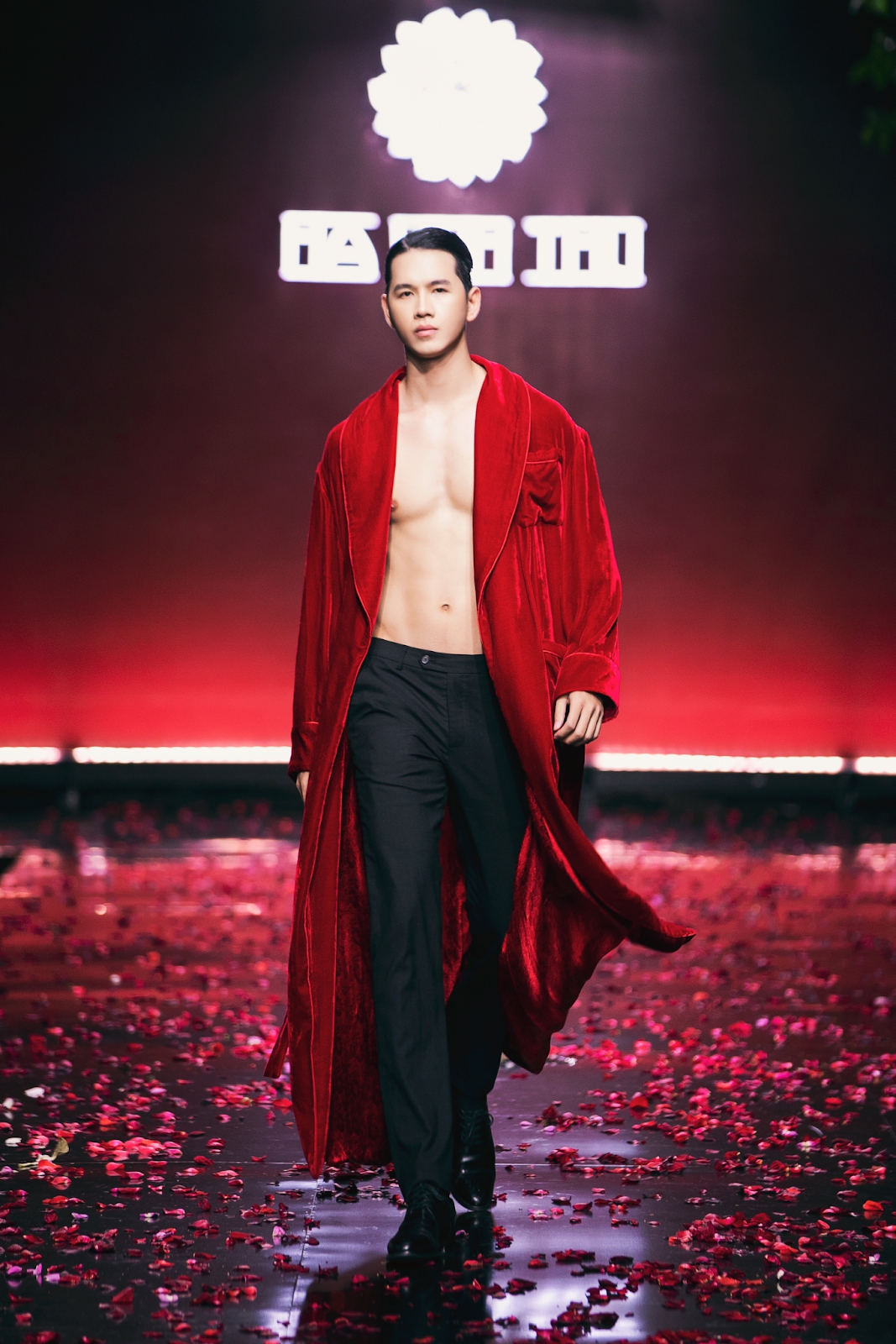 Hoa hậu H’Hen Niê đẹp quyền lực trong thiết kế nhung lụa của Hà Linh Thư - Ảnh 2. Hoa hậu H’Hen Niê đẹp quyền lực trong thiết kế nhung lụa của Hà Linh Thư - Ảnh 2.