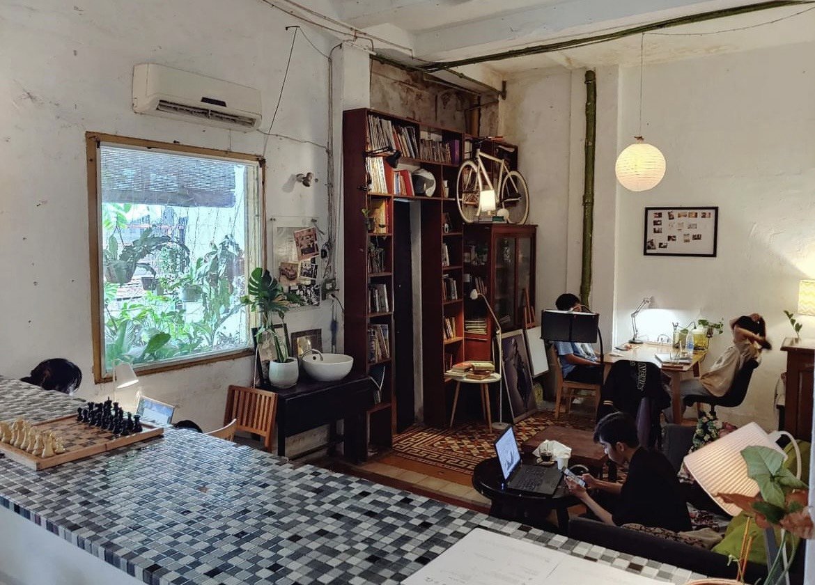 Bắt kịp xu hướng làm việc mới, nhiều quán cà phê cho mượn chuột máy tính, tai nghe, sạc... để trở thành “văn phòng thứ hai” - Ảnh 25.