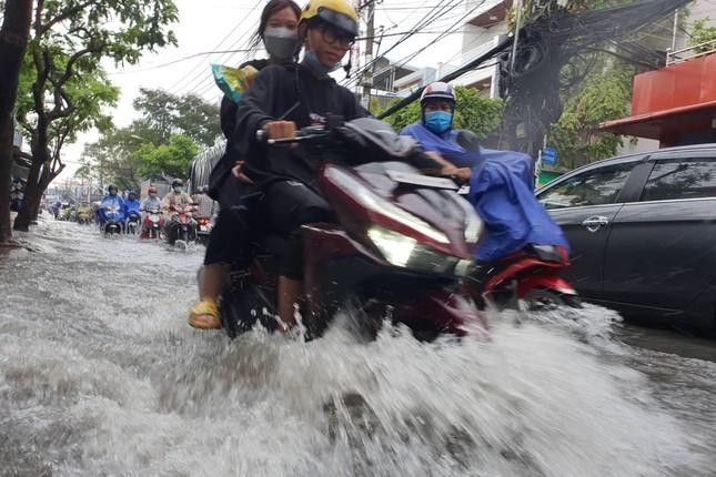 Vì sao năm nay miền Nam đón mùa mưa kéo dài bất thường? - Ảnh 1.