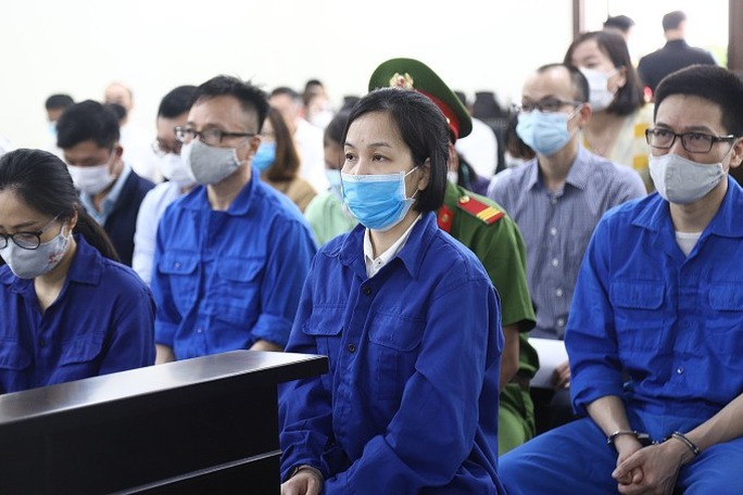 Xét xử vụ 17 nhân viên ngân hàng tiếp tay cho nữ siêu lừa chiếm đoạt 430 tỉ đồng - Ảnh 1. Xét xử vụ 17 nhân viên ngân hàng tiếp tay cho nữ siêu lừa chiếm đoạt 430 tỉ đồng - Ảnh 1.