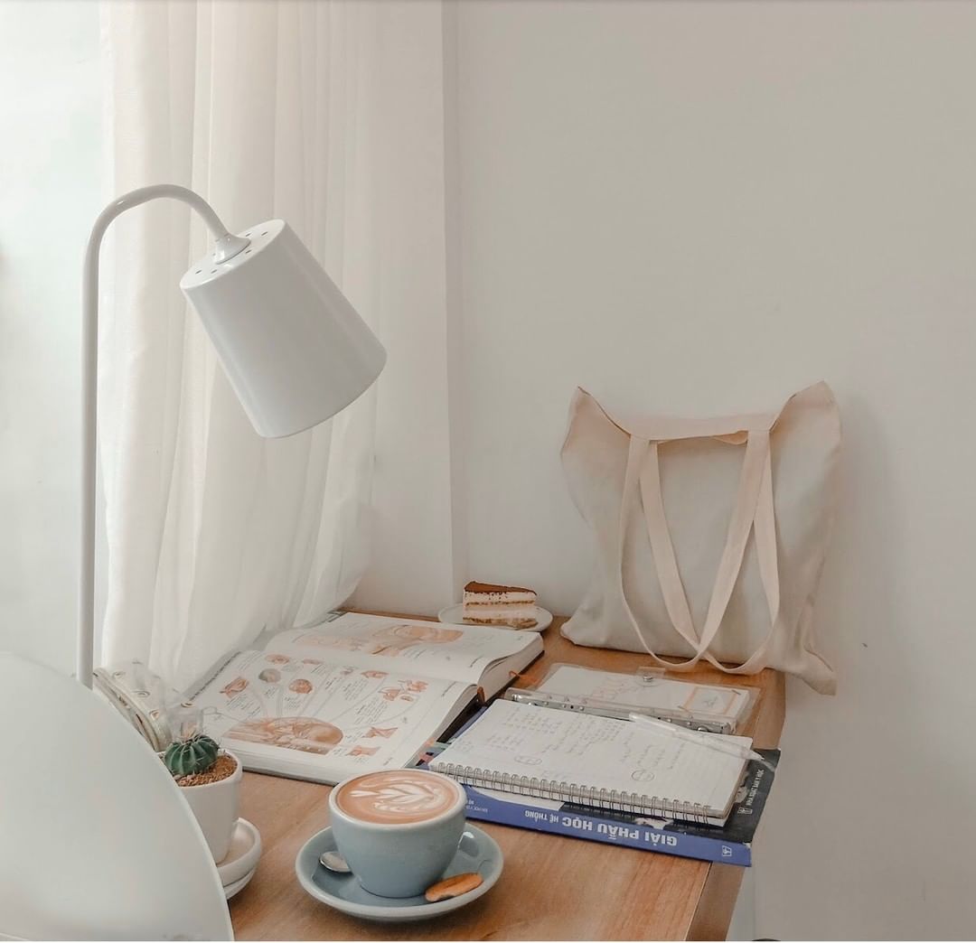 Bắt kịp xu hướng làm việc mới, nhiều quán cà phê cho mượn chuột máy tính, tai nghe, sạc... để trở thành “văn phòng thứ hai” - Ảnh 13.