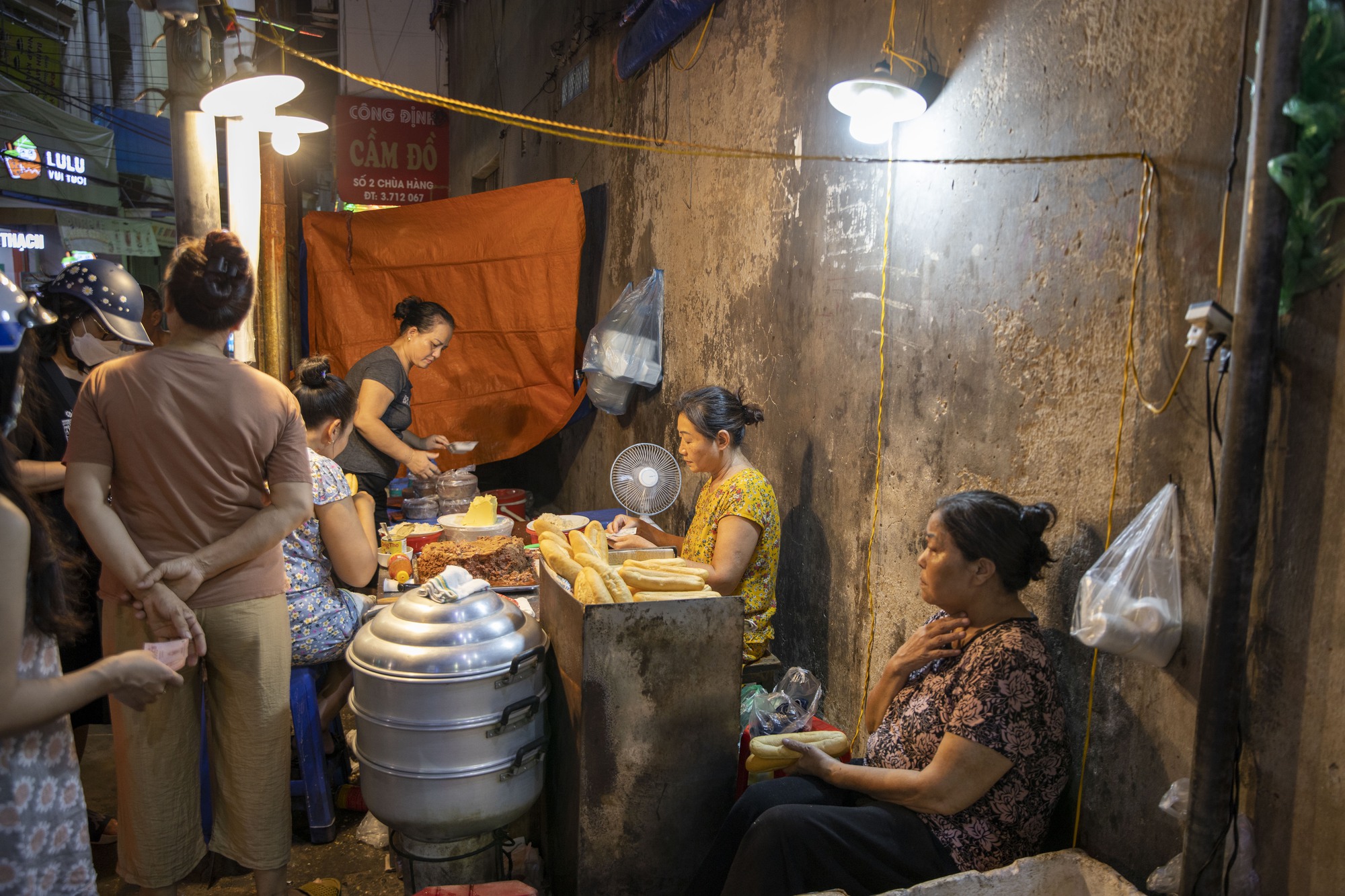 Hàng bánh mì pate “sinh ra” từ ngã tư cột đèn, là “nguồn cảm hứng” cho công ty đồ đóng hộp vì công thức bí mật vẫn chưa từng tiết lộ - Ảnh 2.