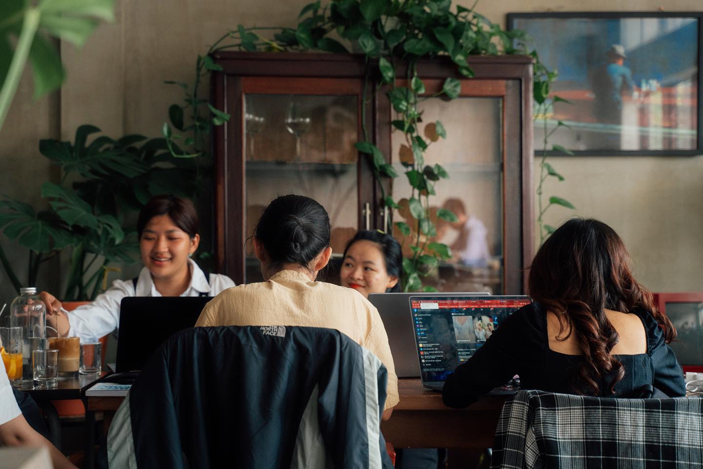 Bắt kịp xu hướng làm việc mới, nhiều quán cà phê cho mượn chuột máy tính, tai nghe, sạc... để trở thành “văn phòng thứ hai” - Ảnh 8.