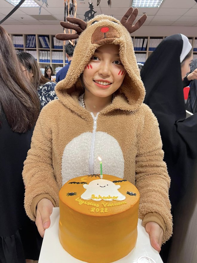 Chi 3-4 triệu đồng mua quần áo, thuê trang điểm để tỏa sáng trong tiệc công ty cuối năm - Ảnh 2.