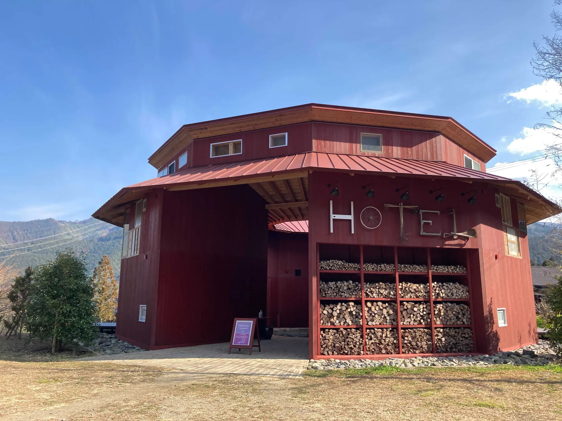 Có một ngôi làng sạch đến mức bói không ra cọng rác, dùng rác thải để xây nhà mà đẹp ngoài sức tưởng tượng - Ảnh 11.