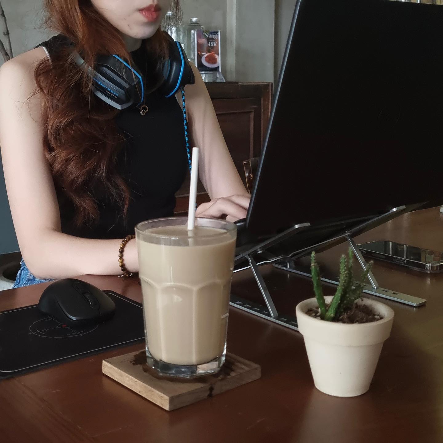 Bắt kịp xu hướng làm việc mới, nhiều quán cà phê cho mượn chuột máy tính, tai nghe, sạc... để trở thành “văn phòng thứ hai” - Ảnh 6.