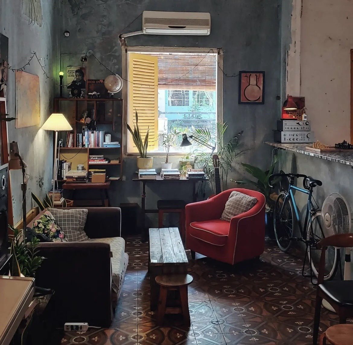 Bắt kịp xu hướng làm việc mới, nhiều quán cà phê cho mượn chuột máy tính, tai nghe, sạc... để trở thành “văn phòng thứ hai” - Ảnh 23.