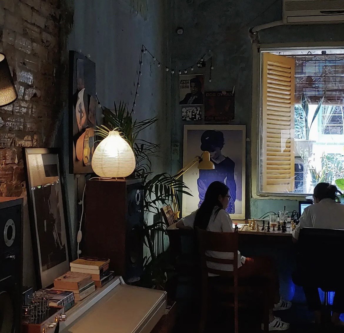 Bắt kịp xu hướng làm việc mới, nhiều quán cà phê cho mượn chuột máy tính, tai nghe, sạc... để trở thành “văn phòng thứ hai” - Ảnh 22.