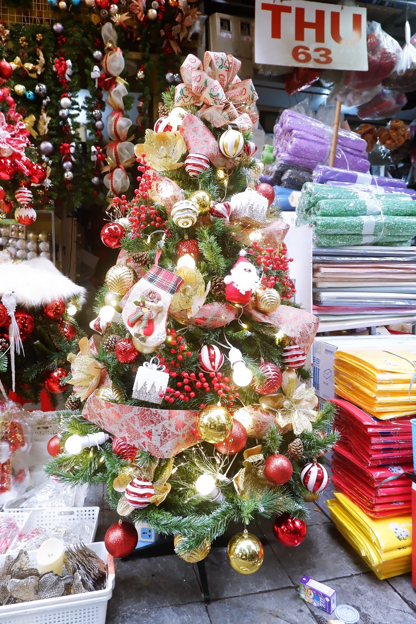 Hà Nội: Thị trường cây thông Noel nhộn nhịp, mức giá từ 10 - 20 triệu hút khách mua - Ảnh 4. Hà Nội: Thị trường cây thông Noel nhộn nhịp, mức giá từ 10 - 20 triệu hút khách mua - Ảnh 4.