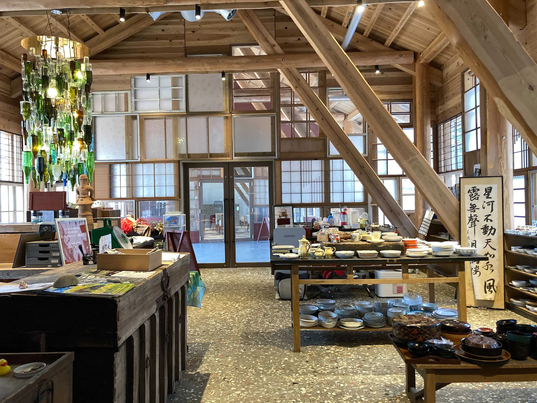 Có một ngôi làng sạch đến mức bói không ra cọng rác, dùng rác thải để xây nhà mà đẹp ngoài sức tưởng tượng - Ảnh 6.