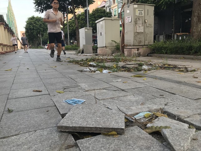 Lát đá vỉa hè ở Hà Nội: Vì sao cứ đào lên lát lại?