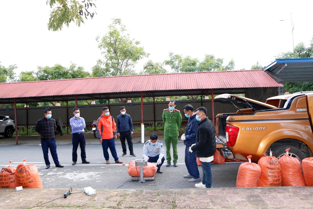 Bắt một phó giám đốc doanh nghiệp vận chuyển hơn 1 tấn chất độc xyanua - Ảnh 1.