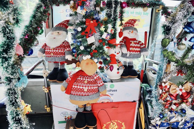 Một chuyến xe buýt ngập tràn Giáng sinh ở TP.HCM: Bác tài tự bỏ tiền trang trí, đặt quà tặng hành khách - Ảnh 2.