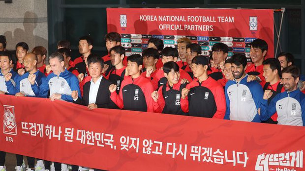 Sau World Cup, Hàn Quốc được chào đón như người hùng khi về nước - Ảnh 1.