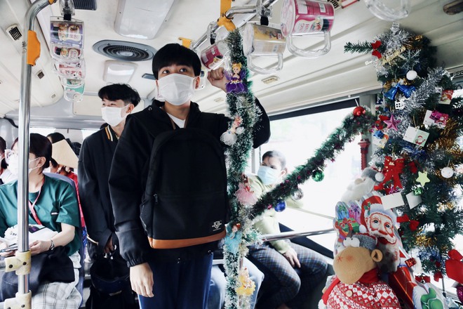 Xe buýt Giáng sinh độc đáo ở Thành phố Hồ Chí Minh - ảnh 7
