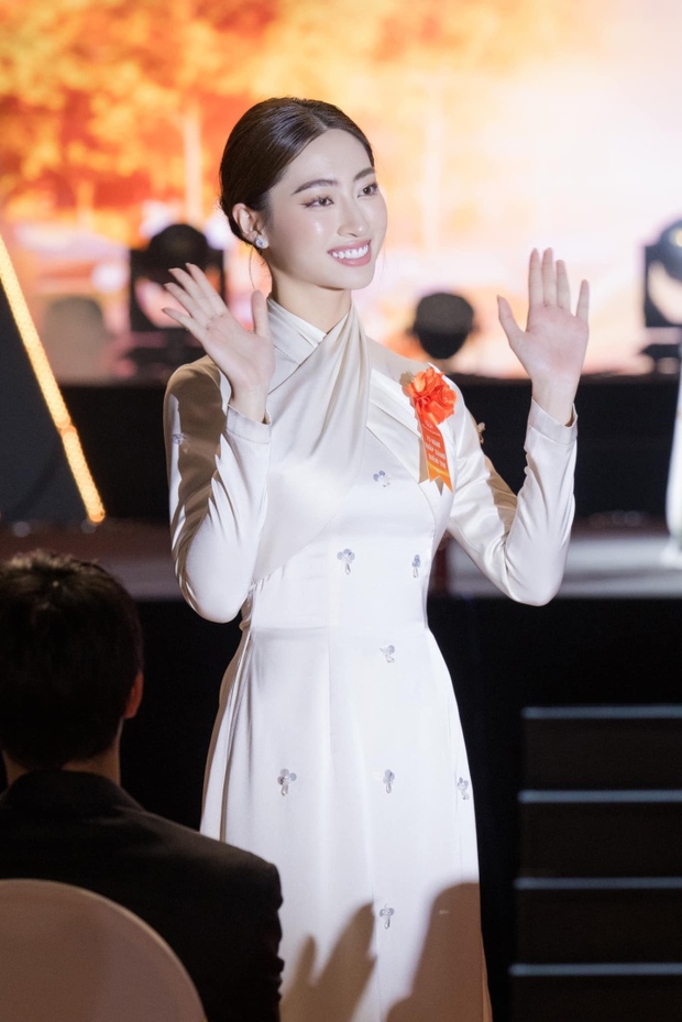 Hoa hậu Lương Thùy Linh mặc kín cổng cao tường từ khi trở thành giảng viên - Ảnh 4.