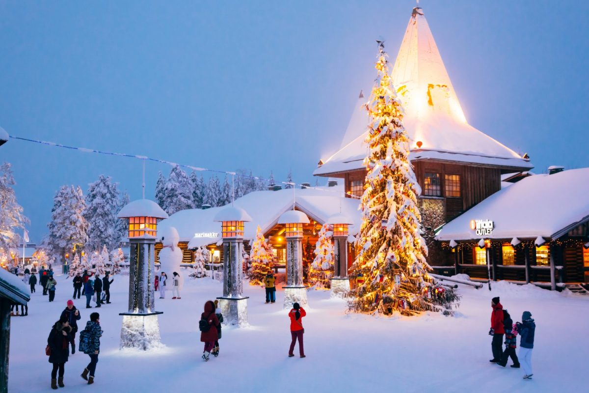 Cận cảnh \'ngôi làng ông già Noel\' đẹp như cổ tích, tuyết trắng rơi ...