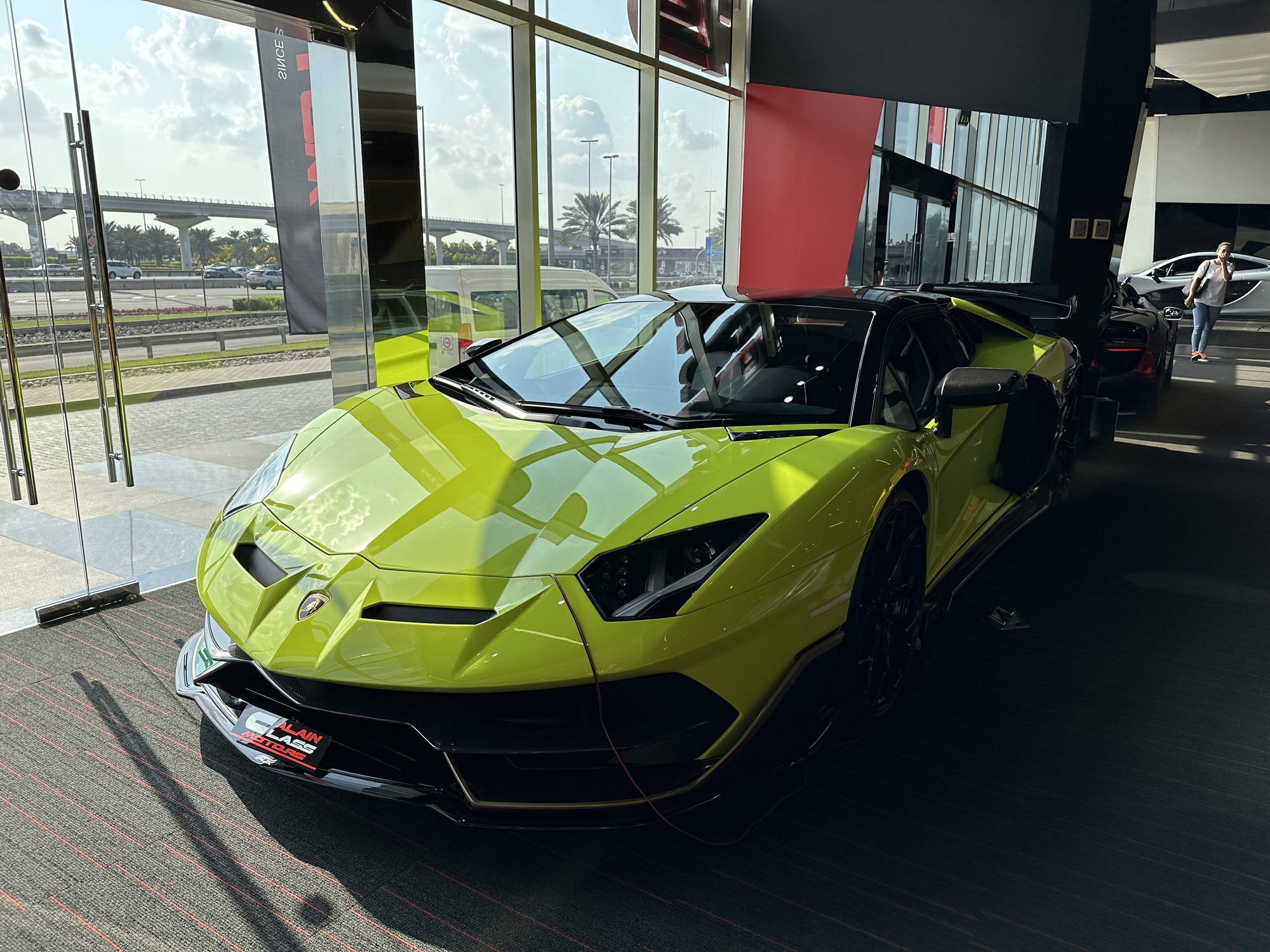 Thăm showroom bán nhiều hypercar cho người Việt tại Dubai: Choáng với loạt xe hiếm và đắt - Ảnh 11.