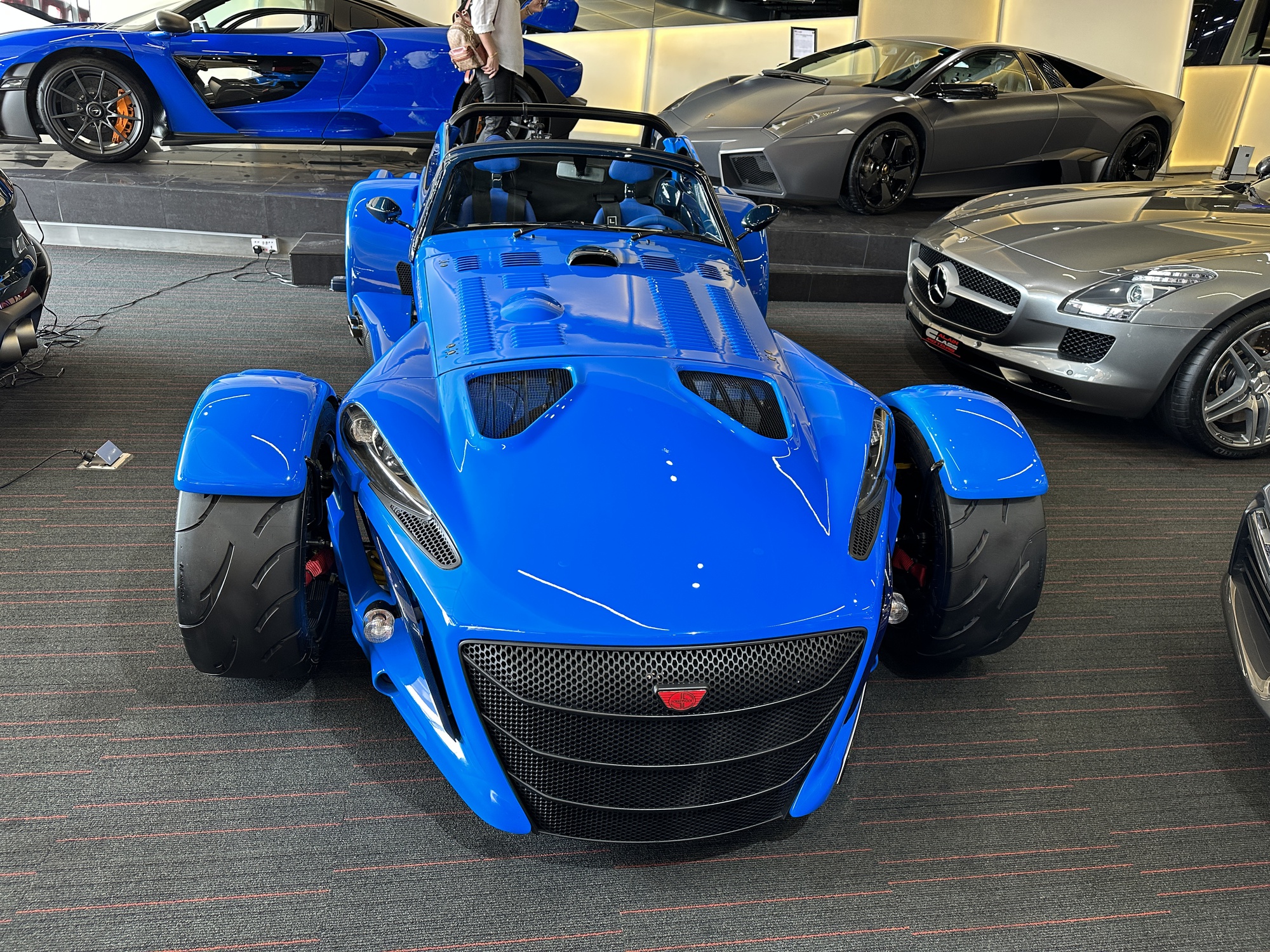 Thăm showroom bán nhiều hypercar cho người Việt tại Dubai: Choáng với loạt xe hiếm và đắt - Ảnh 19.