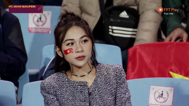 Mãn nhãn với 3 bàn thắng của ĐT Việt Nam, người hâm mộ còn tấm tắc: Camera man không làm khán giả thất vọng, “túm” fan girl xinh thế này cơ mà - Ảnh 2.