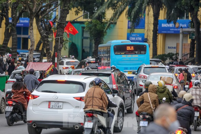  Hồ Hoàn Kiếm đông đúc ngày mùng 1 Tết Nhâm Dần  - Ảnh 15.