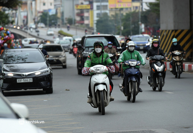  Nhiều tài xế công nghệ ở Hà Nội vẫn ngồi chơi vì vắng khách trong những ngày đầu được chạy trở lại - Ảnh 1.