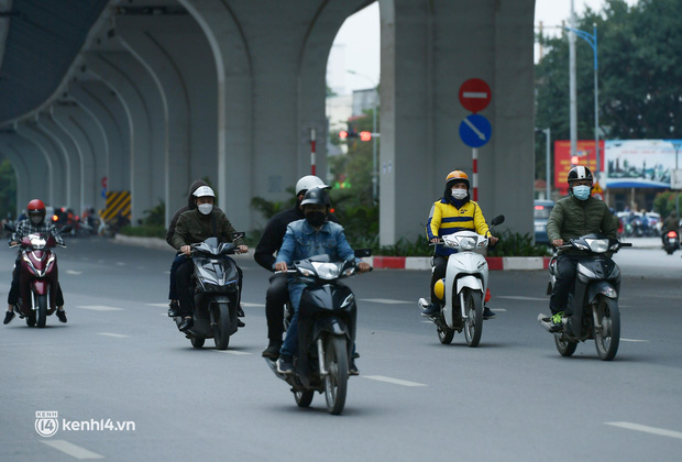  Nhiều tài xế công nghệ ở Hà Nội vẫn ngồi chơi vì vắng khách trong những ngày đầu được chạy trở lại - Ảnh 2.
