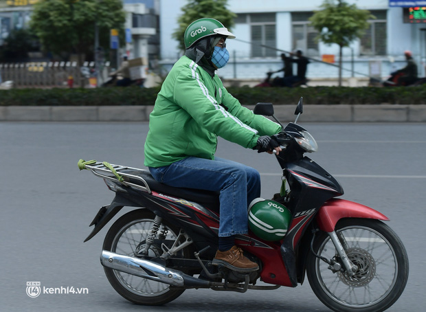  Nhiều tài xế công nghệ ở Hà Nội vẫn ngồi chơi vì vắng khách trong những ngày đầu được chạy trở lại - Ảnh 11.